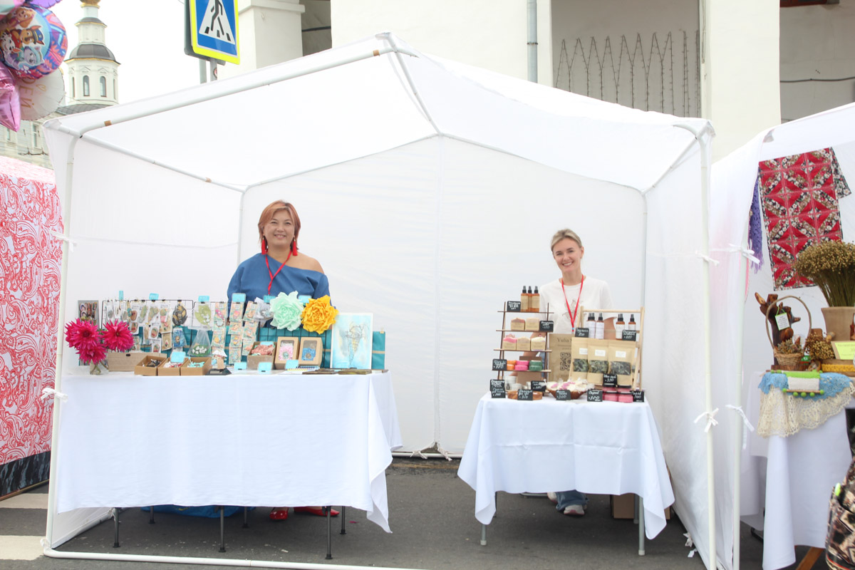 Владимир отметил свой 1035-летний юбилей! Последние дни лета подарили жителям и гостям города море событий. Одним из них стала ярмарка-фестиваль для самозанятых, а также владельцев малого и среднего предпринимательства 33-го региона от центра «Мой бизнес». На площадке представили украшения, изделия ручной работы и даже местную нейроеду.