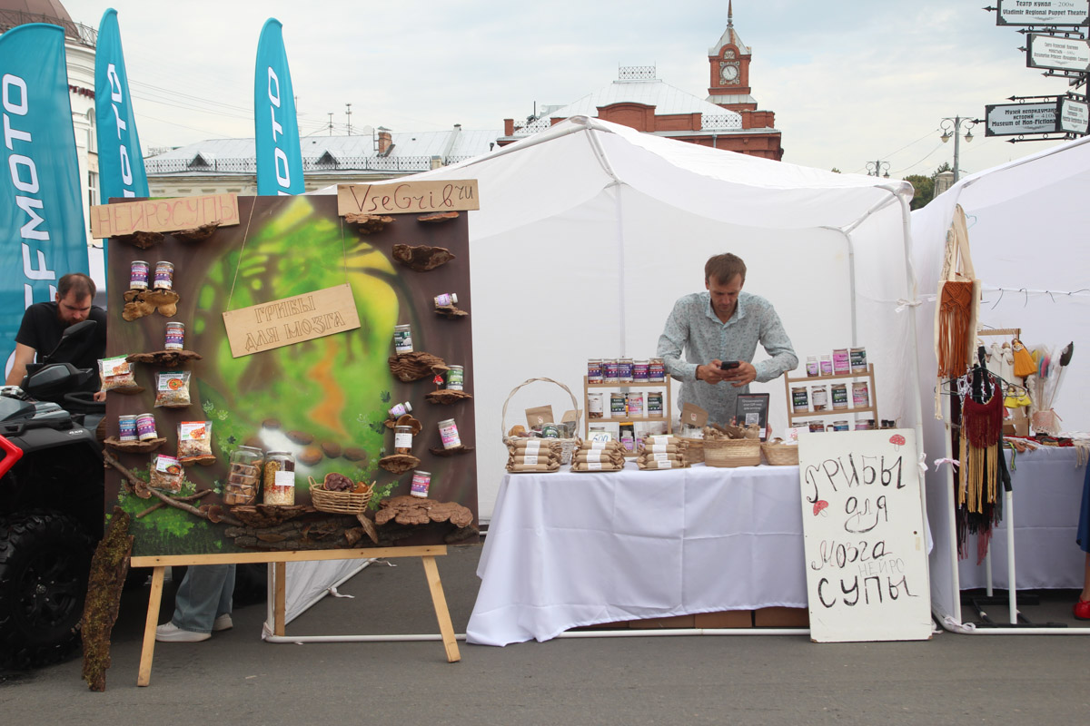 Владимир отметил свой 1035-летний юбилей! Последние дни лета подарили жителям и гостям города море событий. Одним из них стала ярмарка-фестиваль для самозанятых, а также владельцев малого и среднего предпринимательства 33-го региона от центра «Мой бизнес». На площадке представили украшения, изделия ручной работы и даже местную нейроеду.