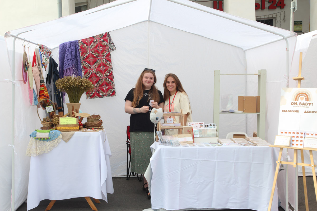 Владимир отметил свой 1035-летний юбилей! Последние дни лета подарили жителям и гостям города море событий. Одним из них стала ярмарка-фестиваль для самозанятых, а также владельцев малого и среднего предпринимательства 33-го региона от центра «Мой бизнес». На площадке представили украшения, изделия ручной работы и даже местную нейроеду.