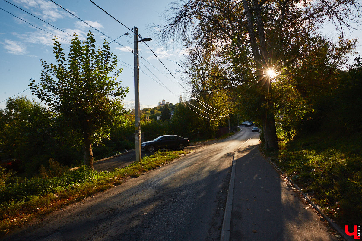 Предлагаем не тратить время на расспросы, где же вечный май, а со всей стойкостью встретить осеннюю пору. Тем более пока прогноз на сентябрь весьма утешительный, по крайней мере на первую его неделю. Впрочем, дождь таки может разрисовать окна, а вспышки на солнце — повлиять на метеозависимых.