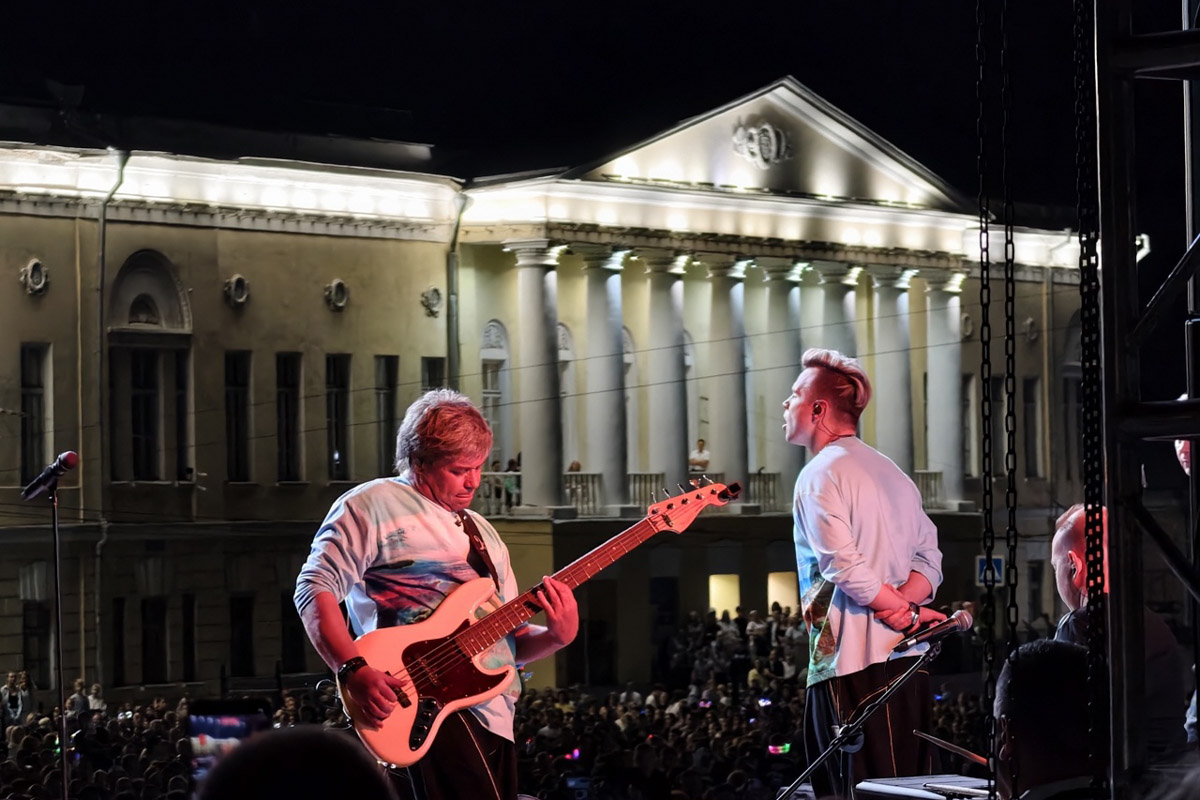 Юбилей Владимира собрал на центральных улицах тысячи гостей и жителей города. Разогретые анонсом о появлении «На-На», «Белорусских песняров» и артиста Виталия Гогунского, вечером зрители заполнили Соборную площадь до отказа. «Ключ-Медиа» удалось не только найти островок, чтобы послушать селебрити, но и побеседовать с ними в кулуарах Центра культуры и искусства.