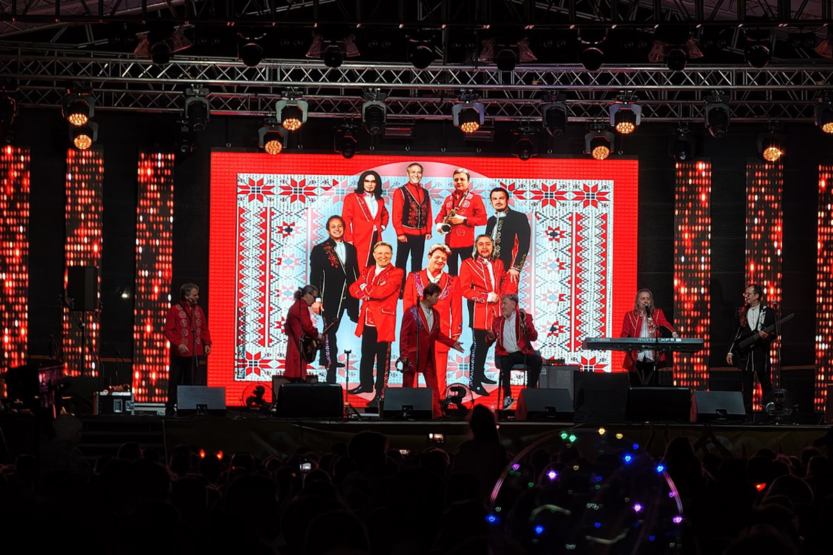 Юбилей Владимира собрал на центральных улицах тысячи гостей и жителей города. Разогретые анонсом о появлении «На-На», «Белорусских песняров» и артиста Виталия Гогунского, вечером зрители заполнили Соборную площадь до отказа. «Ключ-Медиа» удалось не только найти островок, чтобы послушать селебрити, но и побеседовать с ними в кулуарах Центра культуры и искусства.