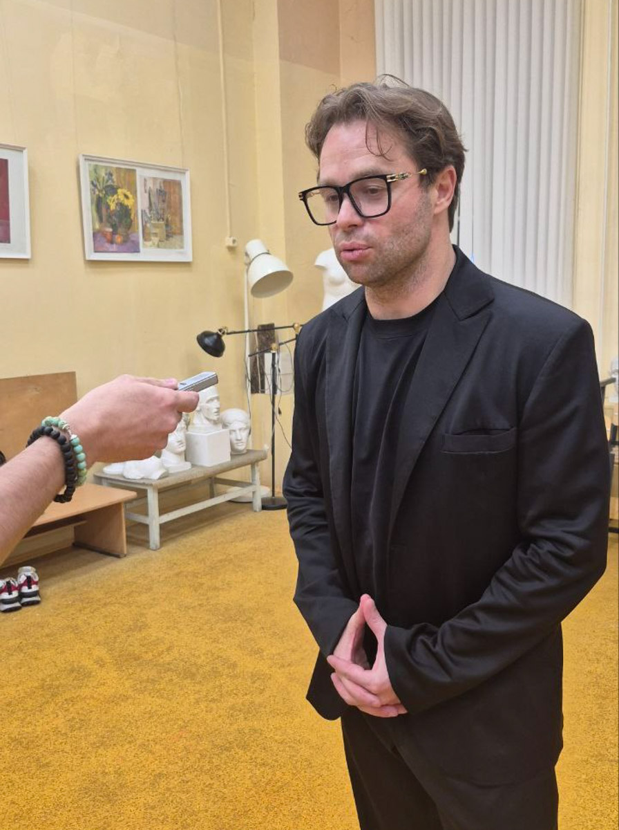 Юбилей Владимира собрал на центральных улицах тысячи гостей и жителей города. Разогретые анонсом о появлении «На-На», «Белорусских песняров» и артиста Виталия Гогунского, вечером зрители заполнили Соборную площадь до отказа. «Ключ-Медиа» удалось не только найти островок, чтобы послушать селебрити, но и побеседовать с ними в кулуарах Центра культуры и искусства.