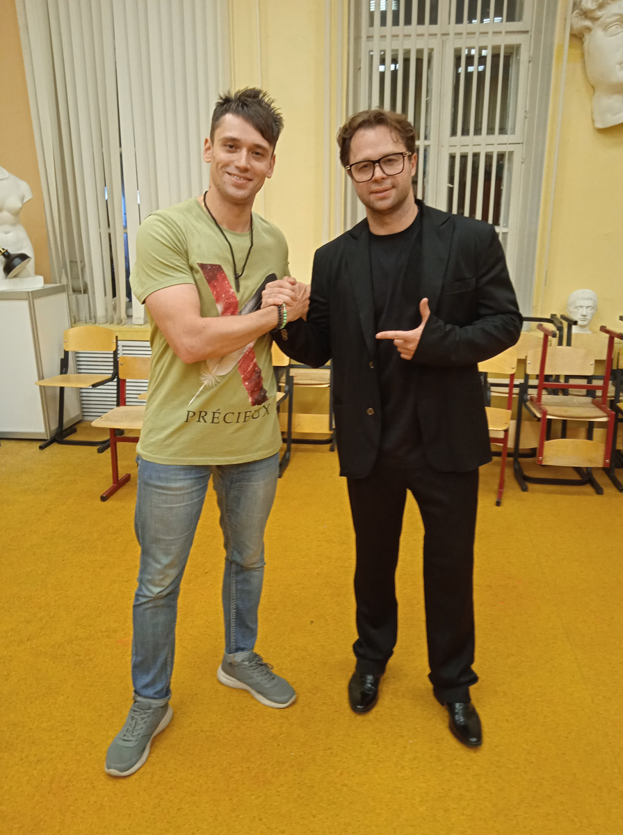 Юбилей Владимира собрал на центральных улицах тысячи гостей и жителей города. Разогретые анонсом о появлении «На-На», «Белорусских песняров» и артиста Виталия Гогунского, вечером зрители заполнили Соборную площадь до отказа. «Ключ-Медиа» удалось не только найти островок, чтобы послушать селебрити, но и побеседовать с ними в кулуарах Центра культуры и искусства.