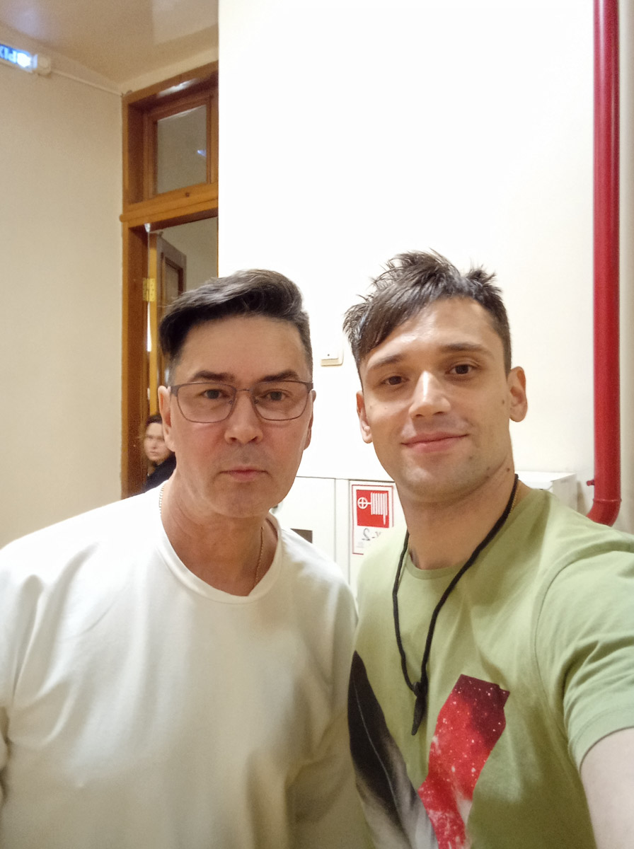 Юбилей Владимира собрал на центральных улицах тысячи гостей и жителей города. Разогретые анонсом о появлении «На-На», «Белорусских песняров» и артиста Виталия Гогунского, вечером зрители заполнили Соборную площадь до отказа. «Ключ-Медиа» удалось не только найти островок, чтобы послушать селебрити, но и побеседовать с ними в кулуарах Центра культуры и искусства.