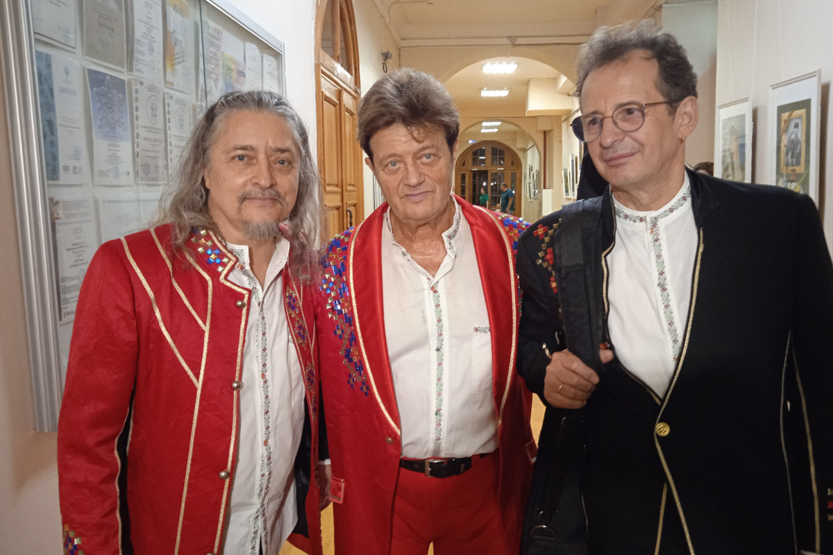 Юбилей Владимира собрал на центральных улицах тысячи гостей и жителей города. Разогретые анонсом о появлении «На-На», «Белорусских песняров» и артиста Виталия Гогунского, вечером зрители заполнили Соборную площадь до отказа. «Ключ-Медиа» удалось не только найти островок, чтобы послушать селебрити, но и побеседовать с ними в кулуарах Центра культуры и искусства.