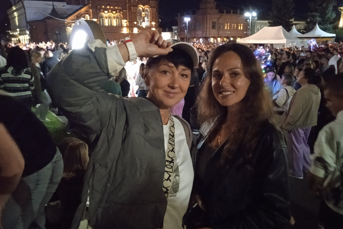 Юбилей Владимира собрал на центральных улицах тысячи гостей и жителей города. Разогретые анонсом о появлении «На-На», «Белорусских песняров» и артиста Виталия Гогунского, вечером зрители заполнили Соборную площадь до отказа. «Ключ-Медиа» удалось не только найти островок, чтобы послушать селебрити, но и побеседовать с ними в кулуарах Центра культуры и искусства.