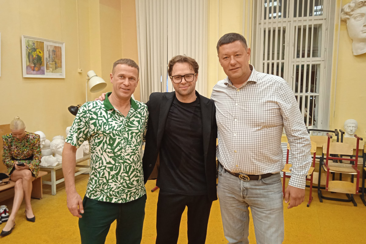 Юбилей Владимира собрал на центральных улицах тысячи гостей и жителей города. Разогретые анонсом о появлении «На-На», «Белорусских песняров» и артиста Виталия Гогунского, вечером зрители заполнили Соборную площадь до отказа. «Ключ-Медиа» удалось не только найти островок, чтобы послушать селебрити, но и побеседовать с ними в кулуарах Центра культуры и искусства.