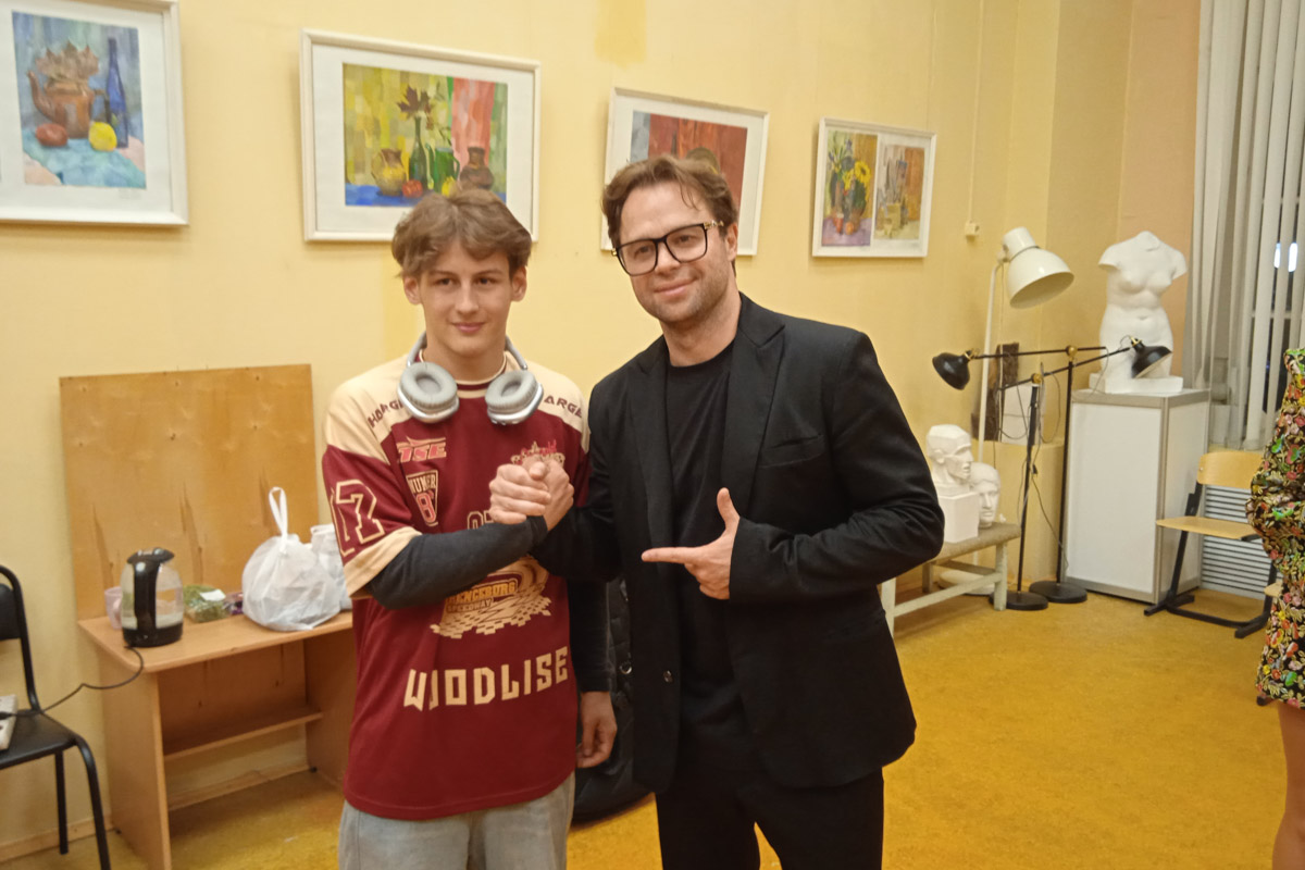 Юбилей Владимира собрал на центральных улицах тысячи гостей и жителей города. Разогретые анонсом о появлении «На-На», «Белорусских песняров» и артиста Виталия Гогунского, вечером зрители заполнили Соборную площадь до отказа. «Ключ-Медиа» удалось не только найти островок, чтобы послушать селебрити, но и побеседовать с ними в кулуарах Центра культуры и искусства.