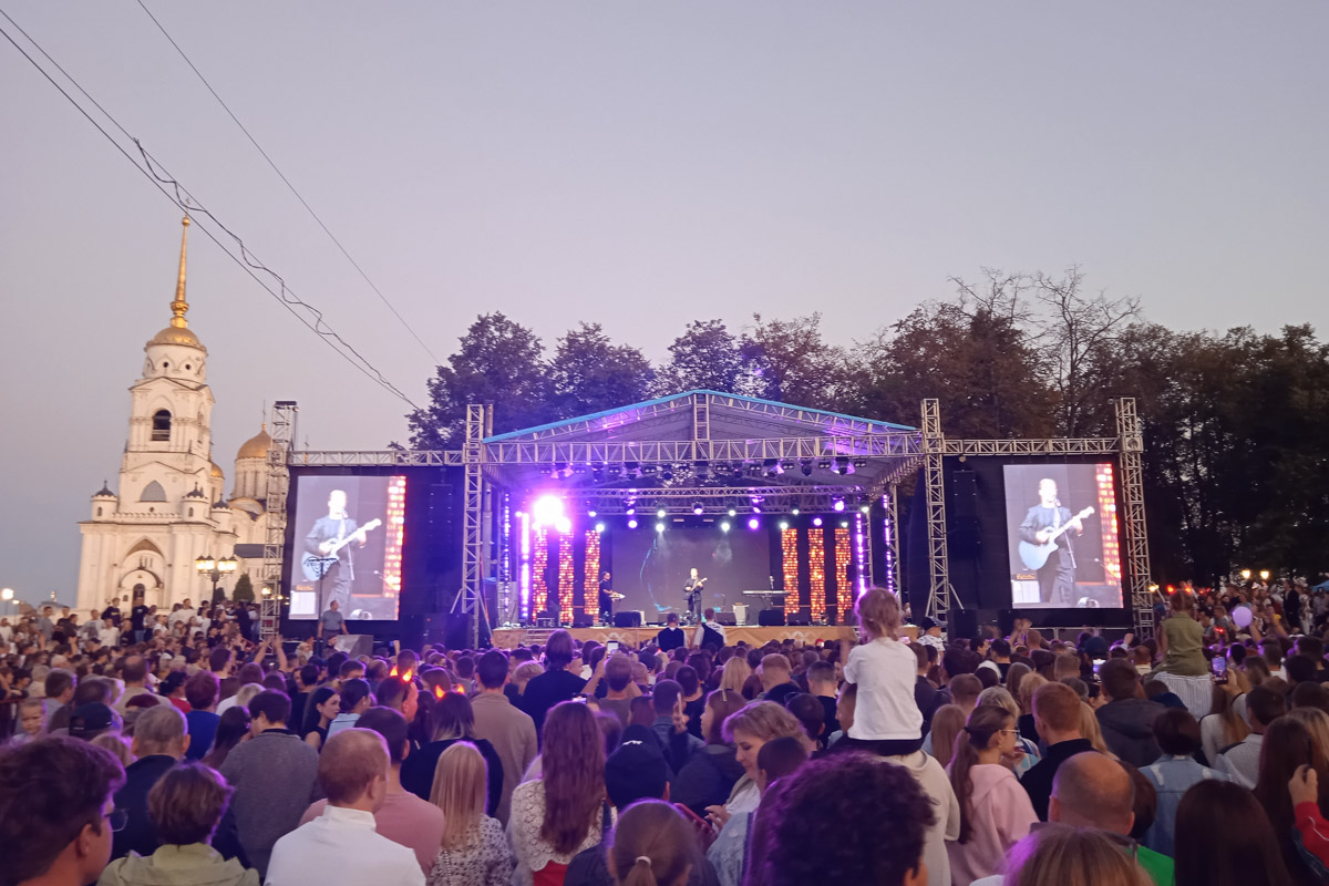 Юбилей Владимира собрал на центральных улицах тысячи гостей и жителей города. Разогретые анонсом о появлении «На-На», «Белорусских песняров» и артиста Виталия Гогунского, вечером зрители заполнили Соборную площадь до отказа. «Ключ-Медиа» удалось не только найти островок, чтобы послушать селебрити, но и побеседовать с ними в кулуарах Центра культуры и искусства.