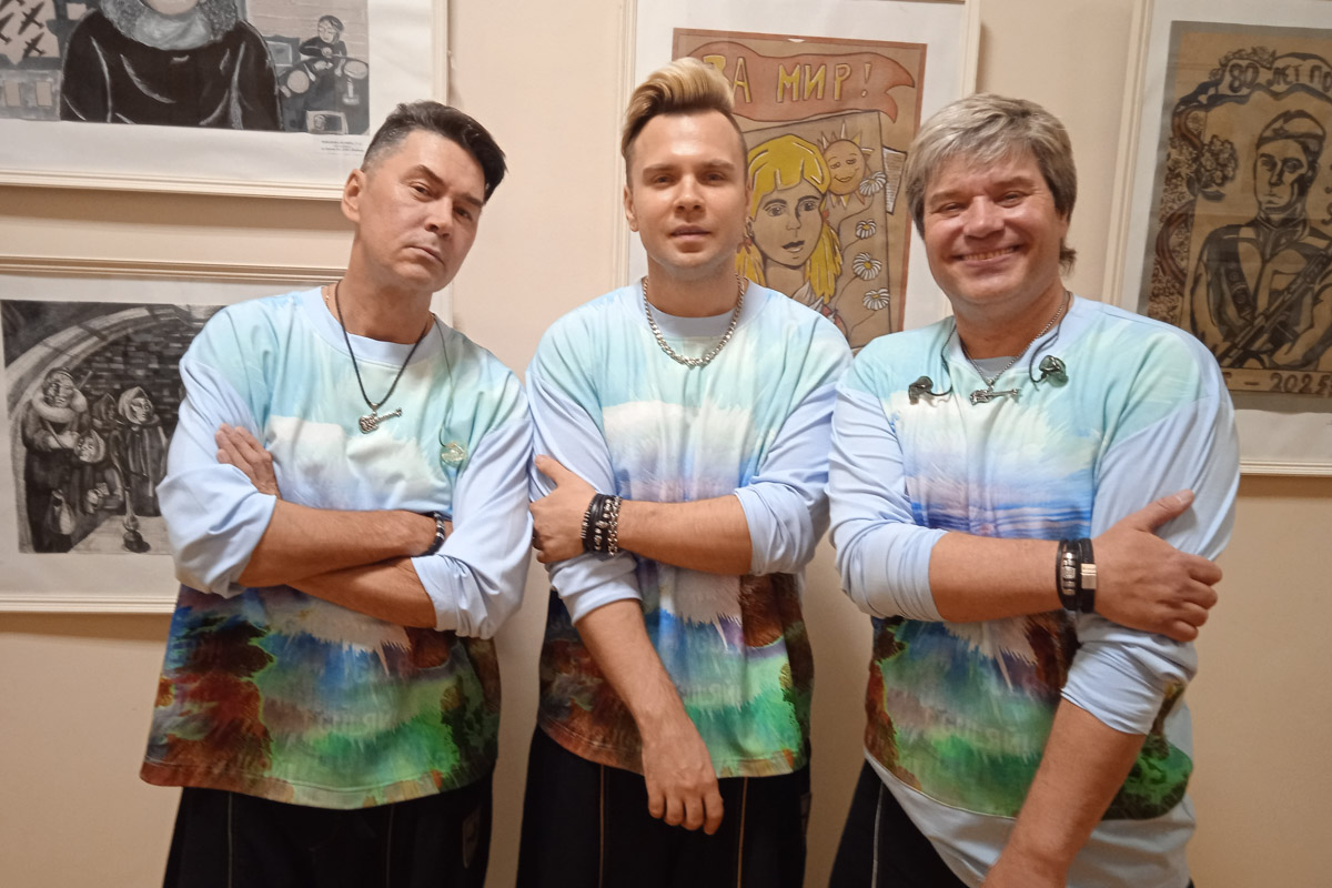 Юбилей Владимира собрал на центральных улицах тысячи гостей и жителей города. Разогретые анонсом о появлении «На-На», «Белорусских песняров» и артиста Виталия Гогунского, вечером зрители заполнили Соборную площадь до отказа. «Ключ-Медиа» удалось не только найти островок, чтобы послушать селебрити, но и побеседовать с ними в кулуарах Центра культуры и искусства.