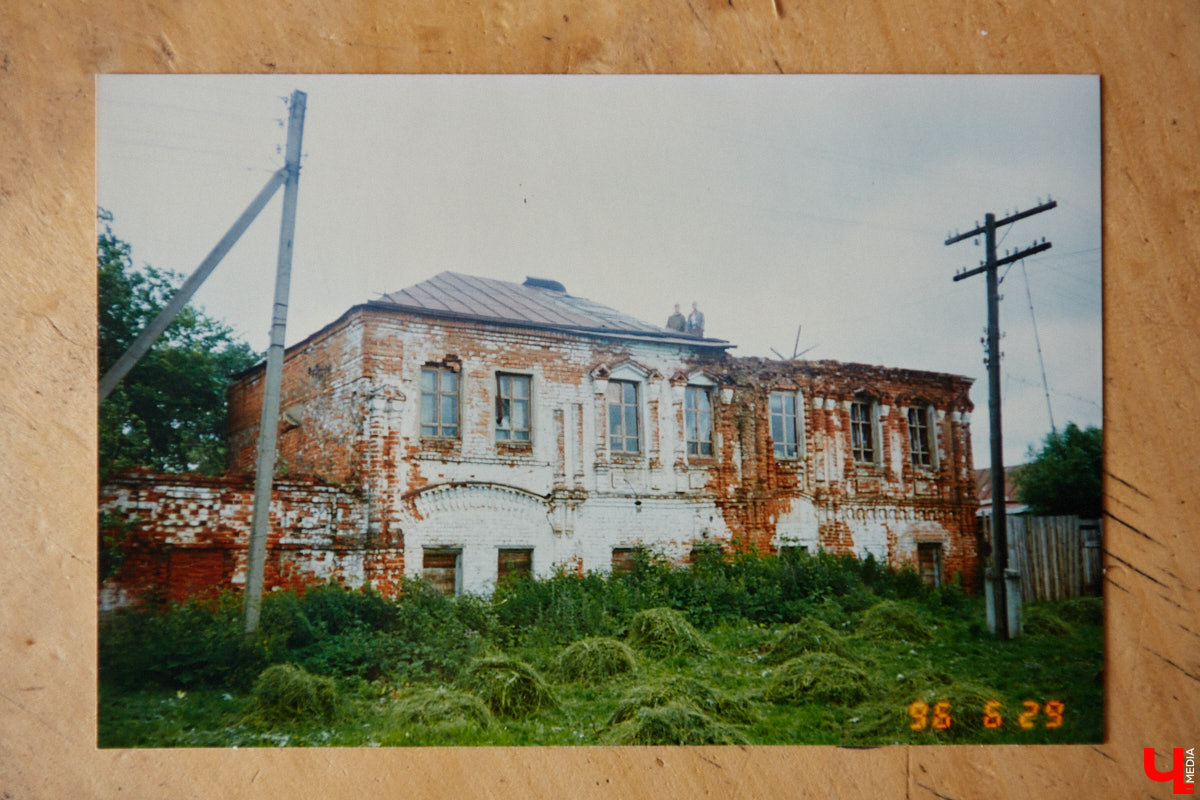 Есть в Суздальском районе дом, куда точно можно продавать билеты. В нем три этажа с удивительными предметами из частной коллекции. Кажется, там есть всё, начиная от редких самоваров и заканчивая коллекционными самокатами. Восторг вызывает также участок с замком Рапунцель. Хозяин строения, полного чудес, Юрий Жаров провел для «Ключ-Медиа» подробную экскурсию по своим владениям.