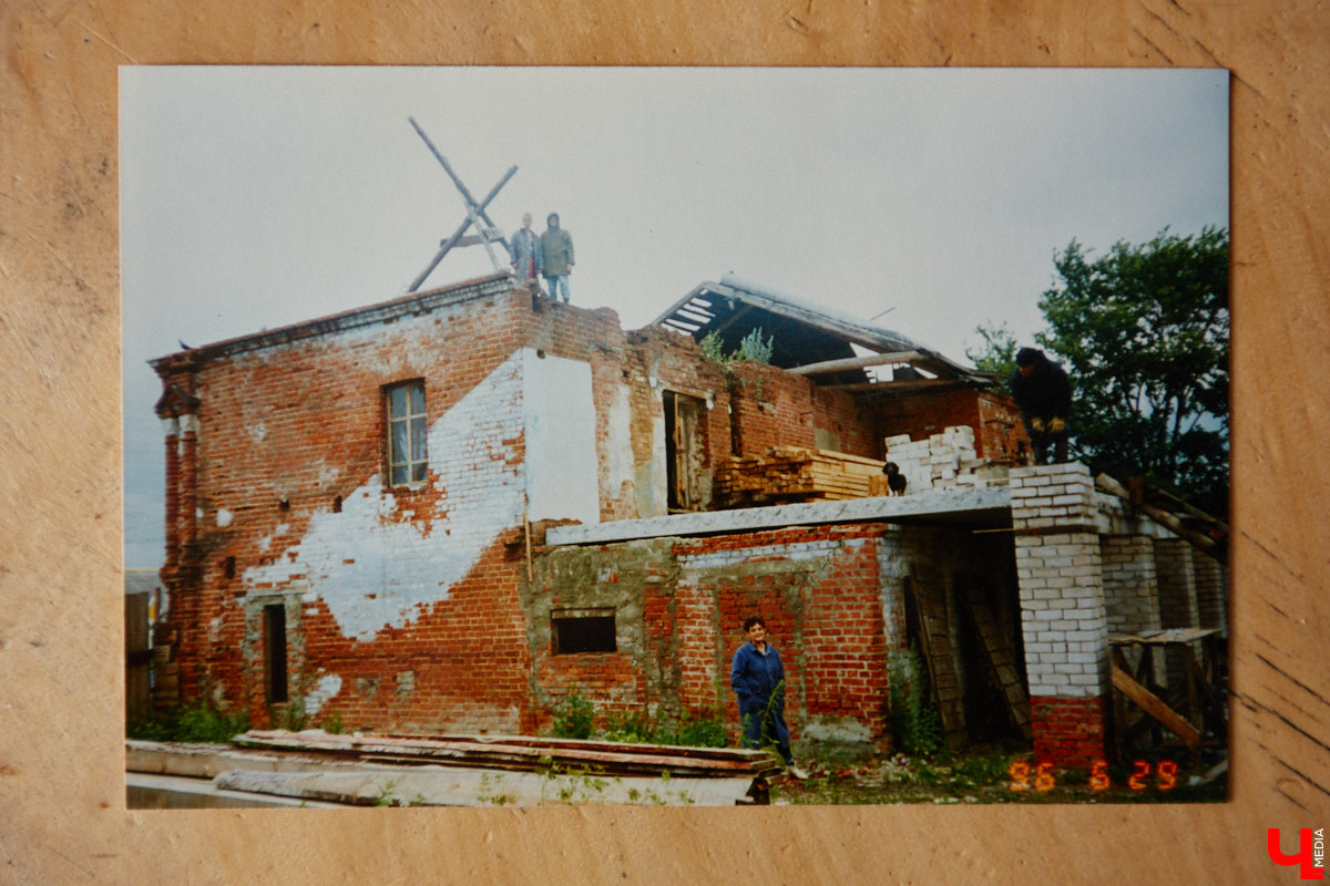 Есть в Суздальском районе дом, куда точно можно продавать билеты. В нем три этажа с удивительными предметами из частной коллекции. Кажется, там есть всё, начиная от редких самоваров и заканчивая коллекционными самокатами. Восторг вызывает также участок с замком Рапунцель. Хозяин строения, полного чудес, Юрий Жаров провел для «Ключ-Медиа» подробную экскурсию по своим владениям.