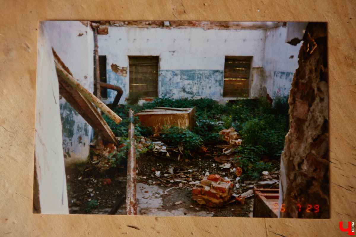 Есть в Суздальском районе дом, куда точно можно продавать билеты. В нем три этажа с удивительными предметами из частной коллекции. Кажется, там есть всё, начиная от редких самоваров и заканчивая коллекционными самокатами. Восторг вызывает также участок с замком Рапунцель. Хозяин строения, полного чудес, Юрий Жаров провел для «Ключ-Медиа» подробную экскурсию по своим владениям.