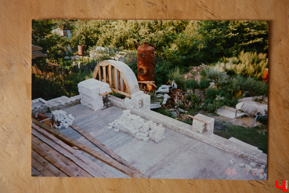 Есть в Суздальском районе дом, куда точно можно продавать билеты. В нем три этажа с удивительными предметами из частной коллекции. Кажется, там есть всё, начиная от редких самоваров и заканчивая коллекционными самокатами. Восторг вызывает также участок с замком Рапунцель. Хозяин строения, полного чудес, Юрий Жаров провел для «Ключ-Медиа» подробную экскурсию по своим владениям.