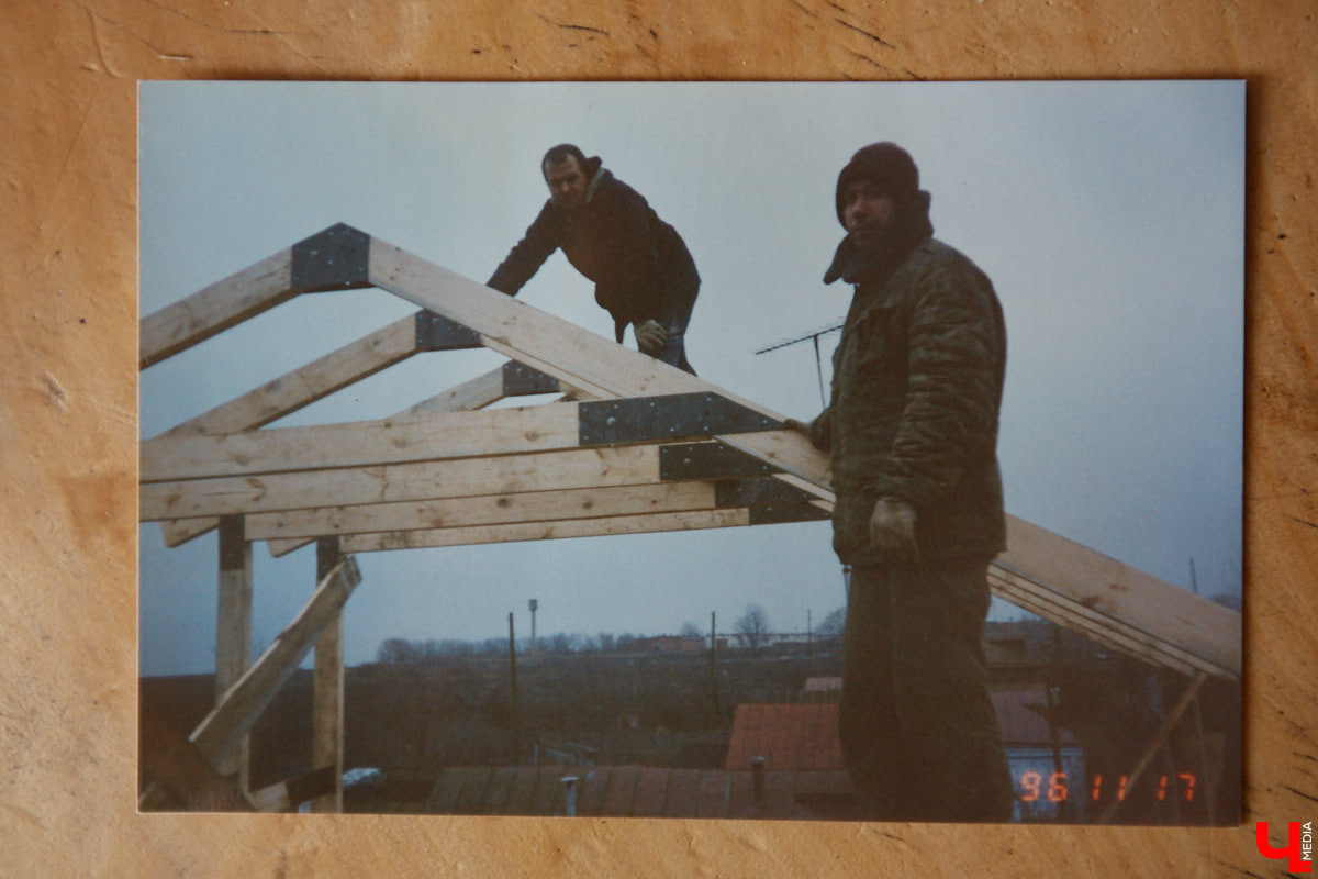 Есть в Суздальском районе дом, куда точно можно продавать билеты. В нем три этажа с удивительными предметами из частной коллекции. Кажется, там есть всё, начиная от редких самоваров и заканчивая коллекционными самокатами. Восторг вызывает также участок с замком Рапунцель. Хозяин строения, полного чудес, Юрий Жаров провел для «Ключ-Медиа» подробную экскурсию по своим владениям.