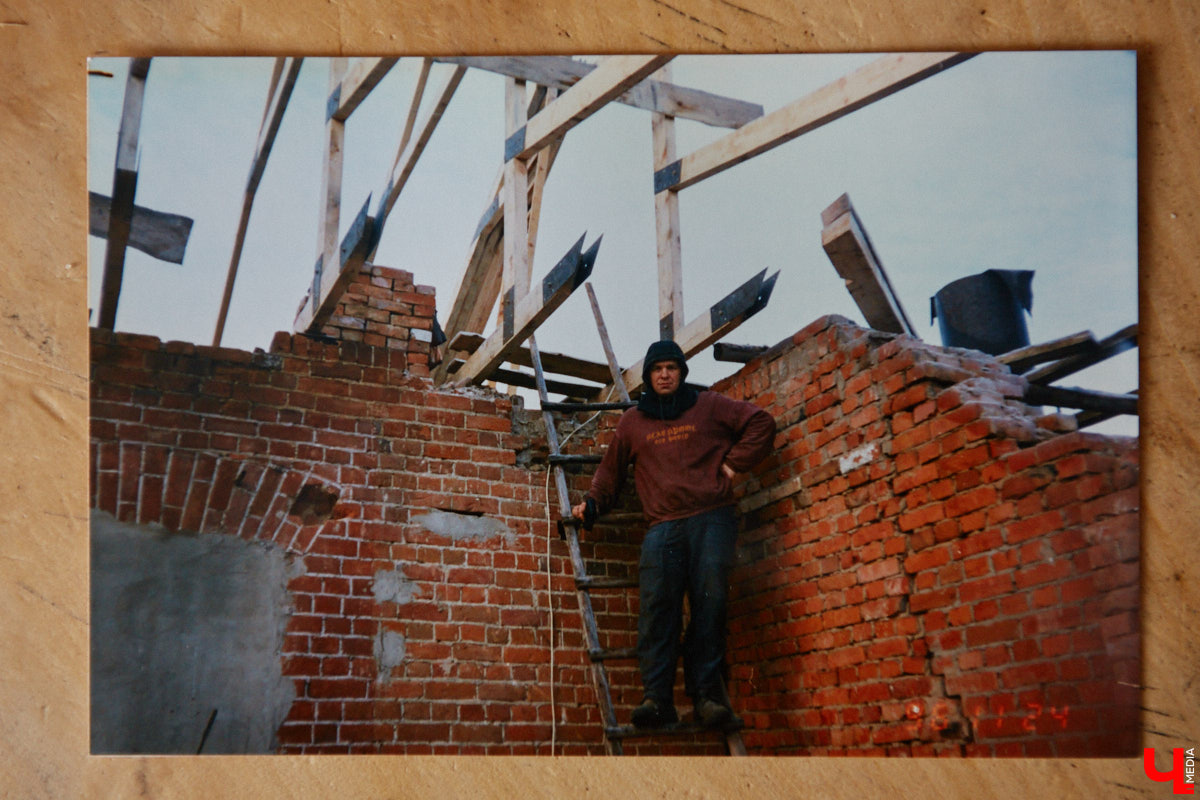 Есть в Суздальском районе дом, куда точно можно продавать билеты. В нем три этажа с удивительными предметами из частной коллекции. Кажется, там есть всё, начиная от редких самоваров и заканчивая коллекционными самокатами. Восторг вызывает также участок с замком Рапунцель. Хозяин строения, полного чудес, Юрий Жаров провел для «Ключ-Медиа» подробную экскурсию по своим владениям.