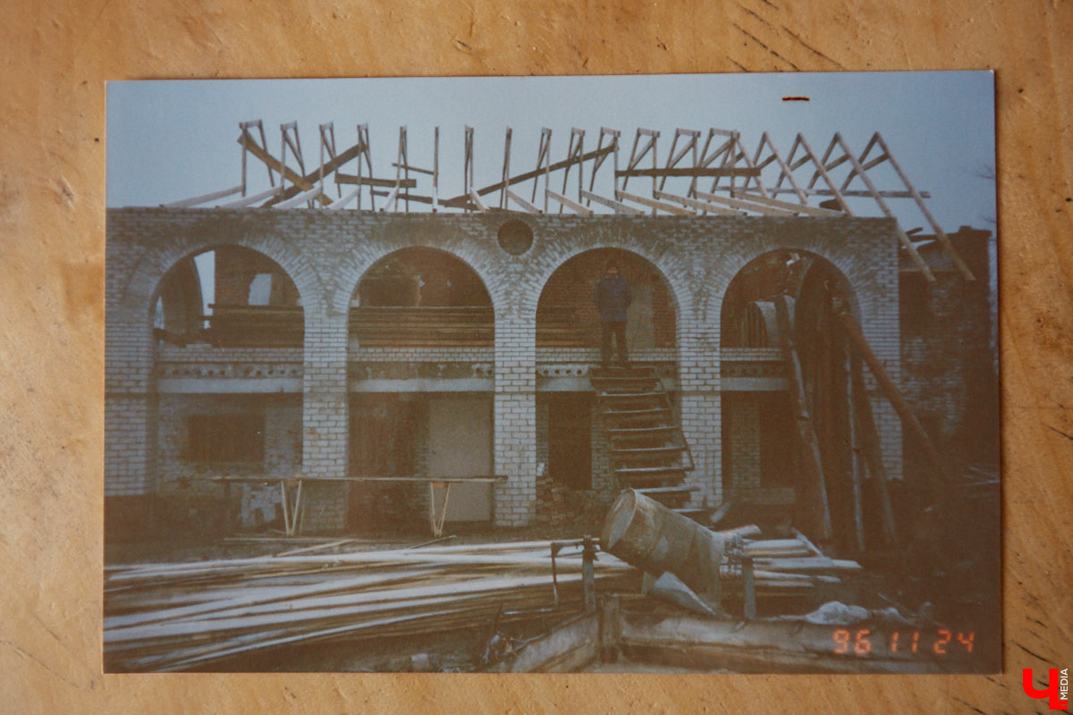 Есть в Суздальском районе дом, куда точно можно продавать билеты. В нем три этажа с удивительными предметами из частной коллекции. Кажется, там есть всё, начиная от редких самоваров и заканчивая коллекционными самокатами. Восторг вызывает также участок с замком Рапунцель. Хозяин строения, полного чудес, Юрий Жаров провел для «Ключ-Медиа» подробную экскурсию по своим владениям.