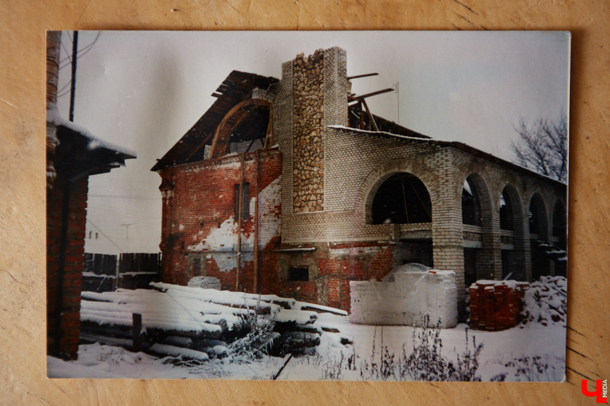 Есть в Суздальском районе дом, куда точно можно продавать билеты. В нем три этажа с удивительными предметами из частной коллекции. Кажется, там есть всё, начиная от редких самоваров и заканчивая коллекционными самокатами. Восторг вызывает также участок с замком Рапунцель. Хозяин строения, полного чудес, Юрий Жаров провел для «Ключ-Медиа» подробную экскурсию по своим владениям.