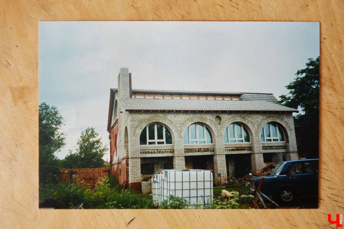 Есть в Суздальском районе дом, куда точно можно продавать билеты. В нем три этажа с удивительными предметами из частной коллекции. Кажется, там есть всё, начиная от редких самоваров и заканчивая коллекционными самокатами. Восторг вызывает также участок с замком Рапунцель. Хозяин строения, полного чудес, Юрий Жаров провел для «Ключ-Медиа» подробную экскурсию по своим владениям.