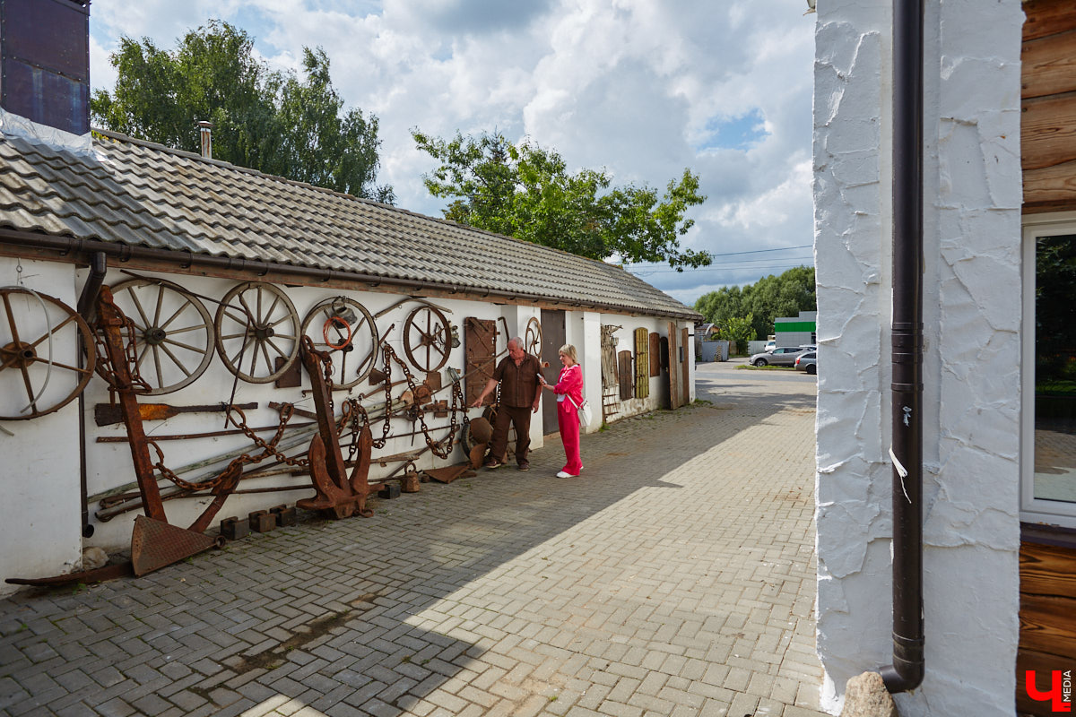 Есть в Суздальском районе дом, куда точно можно продавать билеты. В нем три этажа с удивительными предметами из частной коллекции. Кажется, там есть всё, начиная от редких самоваров и заканчивая коллекционными самокатами. Восторг вызывает также участок с замком Рапунцель. Хозяин строения, полного чудес, Юрий Жаров провел для «Ключ-Медиа» подробную экскурсию по своим владениям.