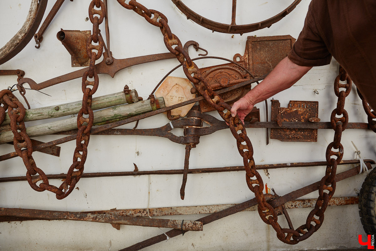 Есть в Суздальском районе дом, куда точно можно продавать билеты. В нем три этажа с удивительными предметами из частной коллекции. Кажется, там есть всё, начиная от редких самоваров и заканчивая коллекционными самокатами. Восторг вызывает также участок с замком Рапунцель. Хозяин строения, полного чудес, Юрий Жаров провел для «Ключ-Медиа» подробную экскурсию по своим владениям.