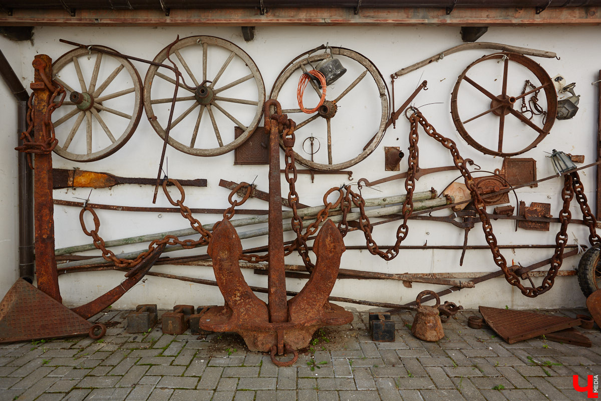 Есть в Суздальском районе дом, куда точно можно продавать билеты. В нем три этажа с удивительными предметами из частной коллекции. Кажется, там есть всё, начиная от редких самоваров и заканчивая коллекционными самокатами. Восторг вызывает также участок с замком Рапунцель. Хозяин строения, полного чудес, Юрий Жаров провел для «Ключ-Медиа» подробную экскурсию по своим владениям.