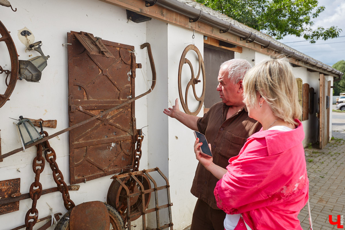 Есть в Суздальском районе дом, куда точно можно продавать билеты. В нем три этажа с удивительными предметами из частной коллекции. Кажется, там есть всё, начиная от редких самоваров и заканчивая коллекционными самокатами. Восторг вызывает также участок с замком Рапунцель. Хозяин строения, полного чудес, Юрий Жаров провел для «Ключ-Медиа» подробную экскурсию по своим владениям.