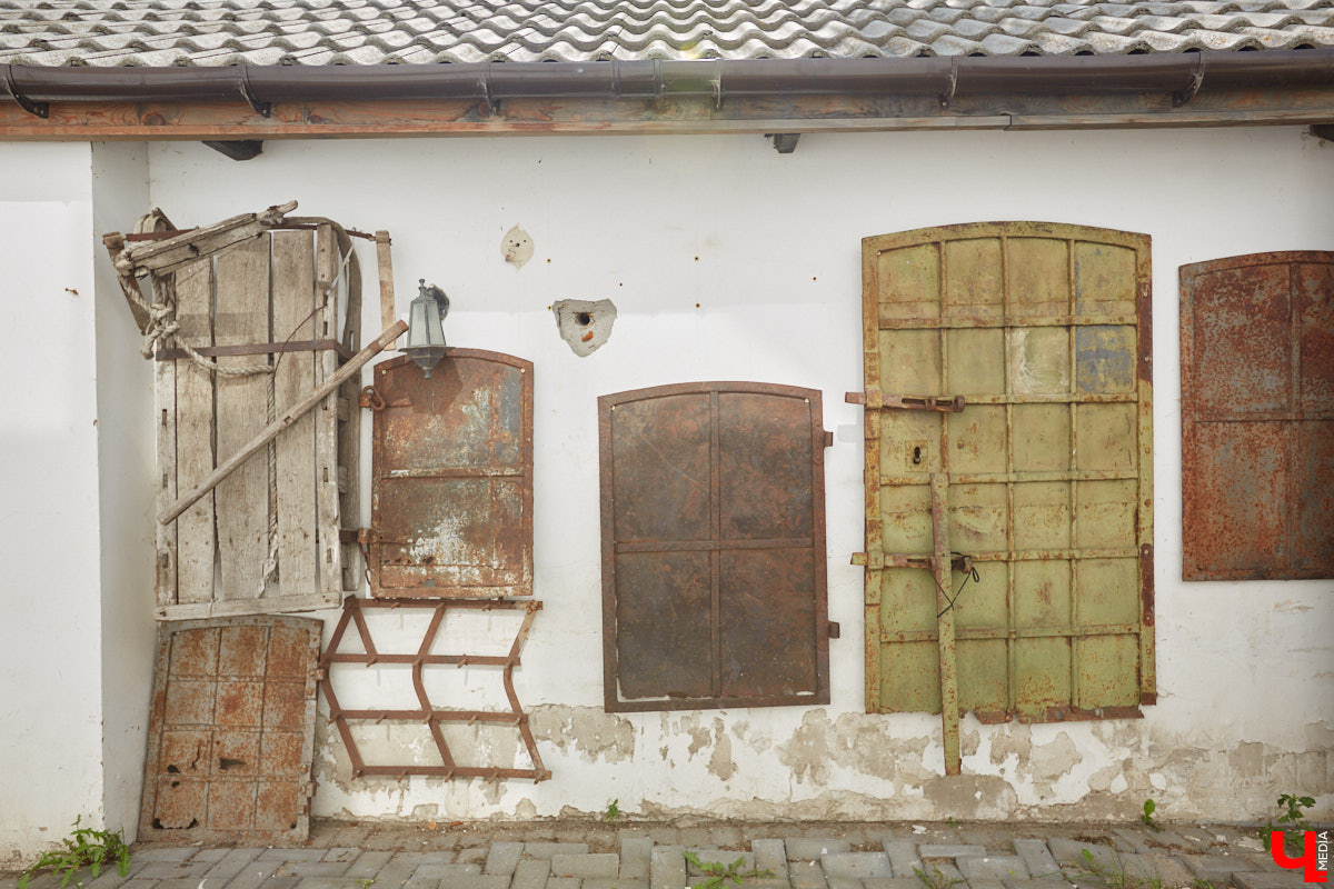 Есть в Суздальском районе дом, куда точно можно продавать билеты. В нем три этажа с удивительными предметами из частной коллекции. Кажется, там есть всё, начиная от редких самоваров и заканчивая коллекционными самокатами. Восторг вызывает также участок с замком Рапунцель. Хозяин строения, полного чудес, Юрий Жаров провел для «Ключ-Медиа» подробную экскурсию по своим владениям.