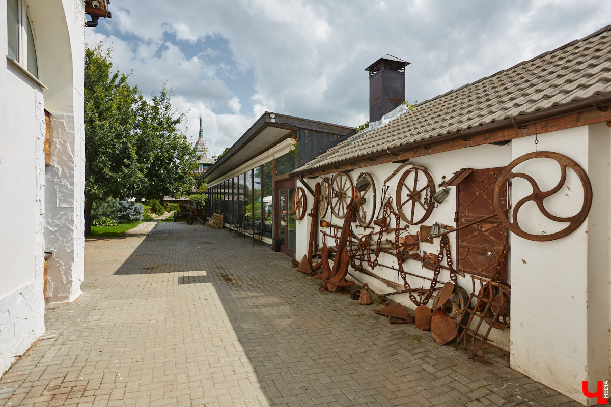 Есть в Суздальском районе дом, куда точно можно продавать билеты. В нем три этажа с удивительными предметами из частной коллекции. Кажется, там есть всё, начиная от редких самоваров и заканчивая коллекционными самокатами. Восторг вызывает также участок с замком Рапунцель. Хозяин строения, полного чудес, Юрий Жаров провел для «Ключ-Медиа» подробную экскурсию по своим владениям.