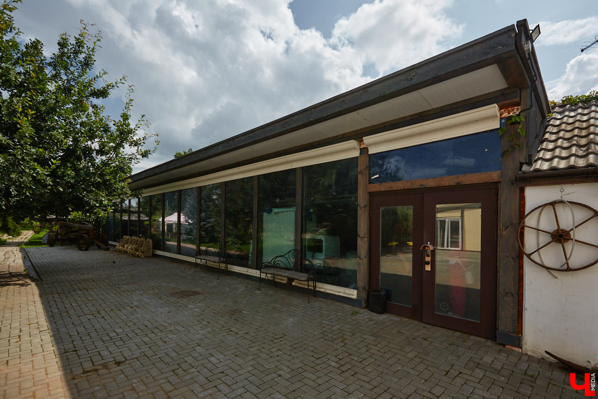 Есть в Суздальском районе дом, куда точно можно продавать билеты. В нем три этажа с удивительными предметами из частной коллекции. Кажется, там есть всё, начиная от редких самоваров и заканчивая коллекционными самокатами. Восторг вызывает также участок с замком Рапунцель. Хозяин строения, полного чудес, Юрий Жаров провел для «Ключ-Медиа» подробную экскурсию по своим владениям.