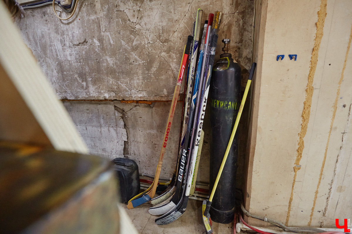 Есть в Суздальском районе дом, куда точно можно продавать билеты. В нем три этажа с удивительными предметами из частной коллекции. Кажется, там есть всё, начиная от редких самоваров и заканчивая коллекционными самокатами. Восторг вызывает также участок с замком Рапунцель. Хозяин строения, полного чудес, Юрий Жаров провел для «Ключ-Медиа» подробную экскурсию по своим владениям.