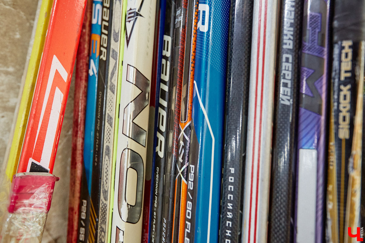 Есть в Суздальском районе дом, куда точно можно продавать билеты. В нем три этажа с удивительными предметами из частной коллекции. Кажется, там есть всё, начиная от редких самоваров и заканчивая коллекционными самокатами. Восторг вызывает также участок с замком Рапунцель. Хозяин строения, полного чудес, Юрий Жаров провел для «Ключ-Медиа» подробную экскурсию по своим владениям.