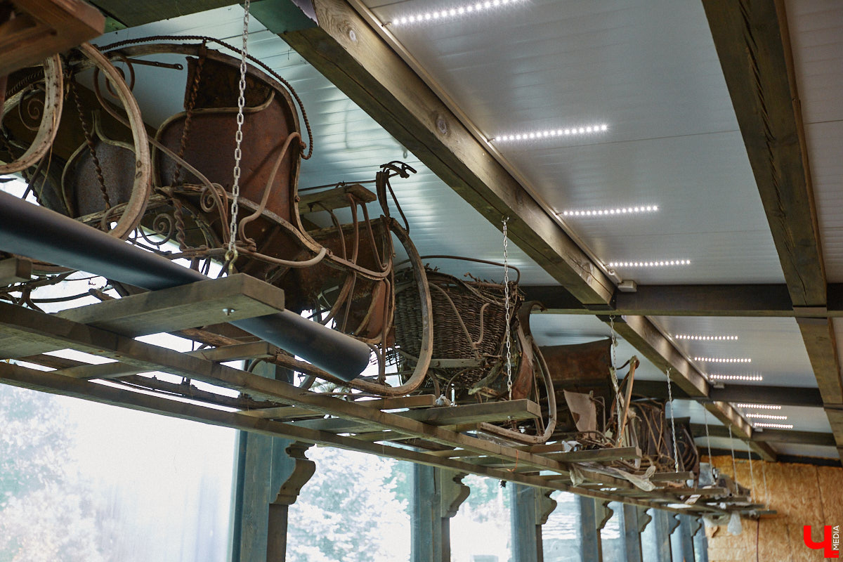 Есть в Суздальском районе дом, куда точно можно продавать билеты. В нем три этажа с удивительными предметами из частной коллекции. Кажется, там есть всё, начиная от редких самоваров и заканчивая коллекционными самокатами. Восторг вызывает также участок с замком Рапунцель. Хозяин строения, полного чудес, Юрий Жаров провел для «Ключ-Медиа» подробную экскурсию по своим владениям.