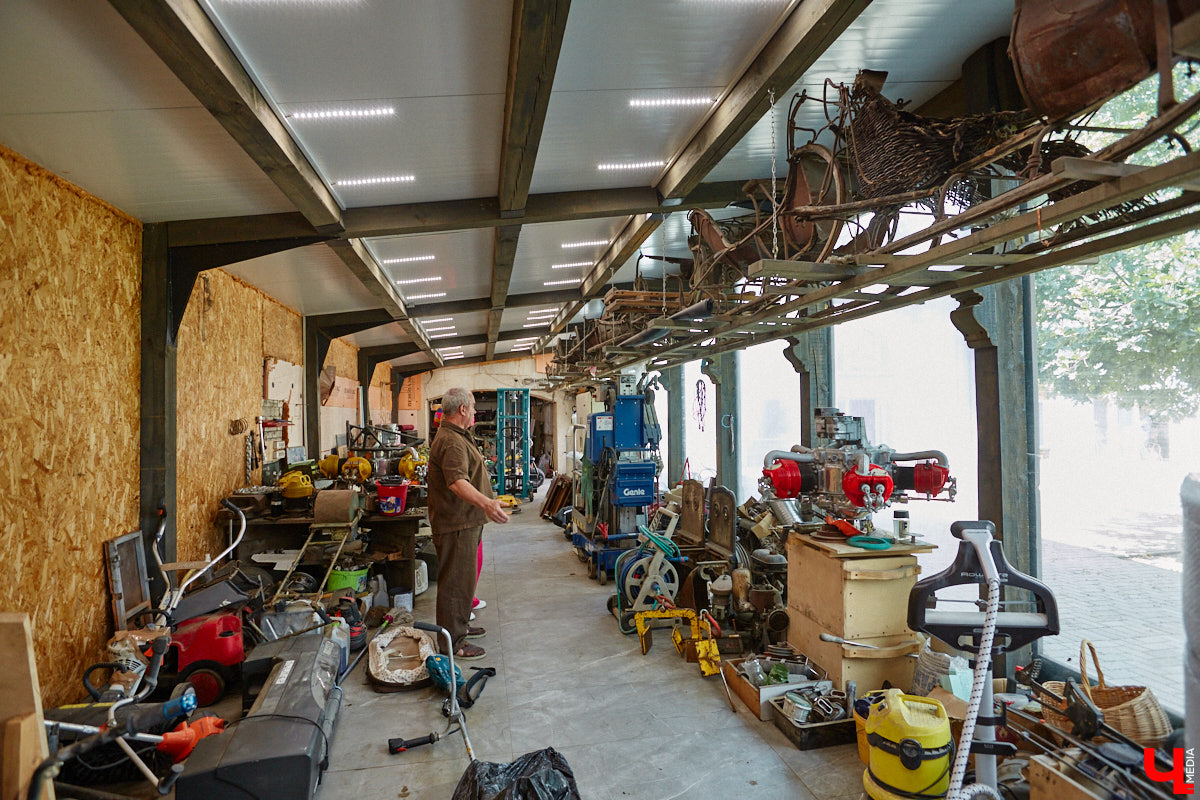 Есть в Суздальском районе дом, куда точно можно продавать билеты. В нем три этажа с удивительными предметами из частной коллекции. Кажется, там есть всё, начиная от редких самоваров и заканчивая коллекционными самокатами. Восторг вызывает также участок с замком Рапунцель. Хозяин строения, полного чудес, Юрий Жаров провел для «Ключ-Медиа» подробную экскурсию по своим владениям.