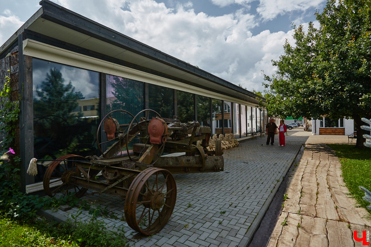 Есть в Суздальском районе дом, куда точно можно продавать билеты. В нем три этажа с удивительными предметами из частной коллекции. Кажется, там есть всё, начиная от редких самоваров и заканчивая коллекционными самокатами. Восторг вызывает также участок с замком Рапунцель. Хозяин строения, полного чудес, Юрий Жаров провел для «Ключ-Медиа» подробную экскурсию по своим владениям.