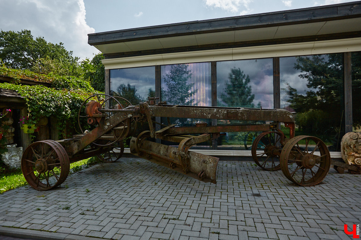 Есть в Суздальском районе дом, куда точно можно продавать билеты. В нем три этажа с удивительными предметами из частной коллекции. Кажется, там есть всё, начиная от редких самоваров и заканчивая коллекционными самокатами. Восторг вызывает также участок с замком Рапунцель. Хозяин строения, полного чудес, Юрий Жаров провел для «Ключ-Медиа» подробную экскурсию по своим владениям.