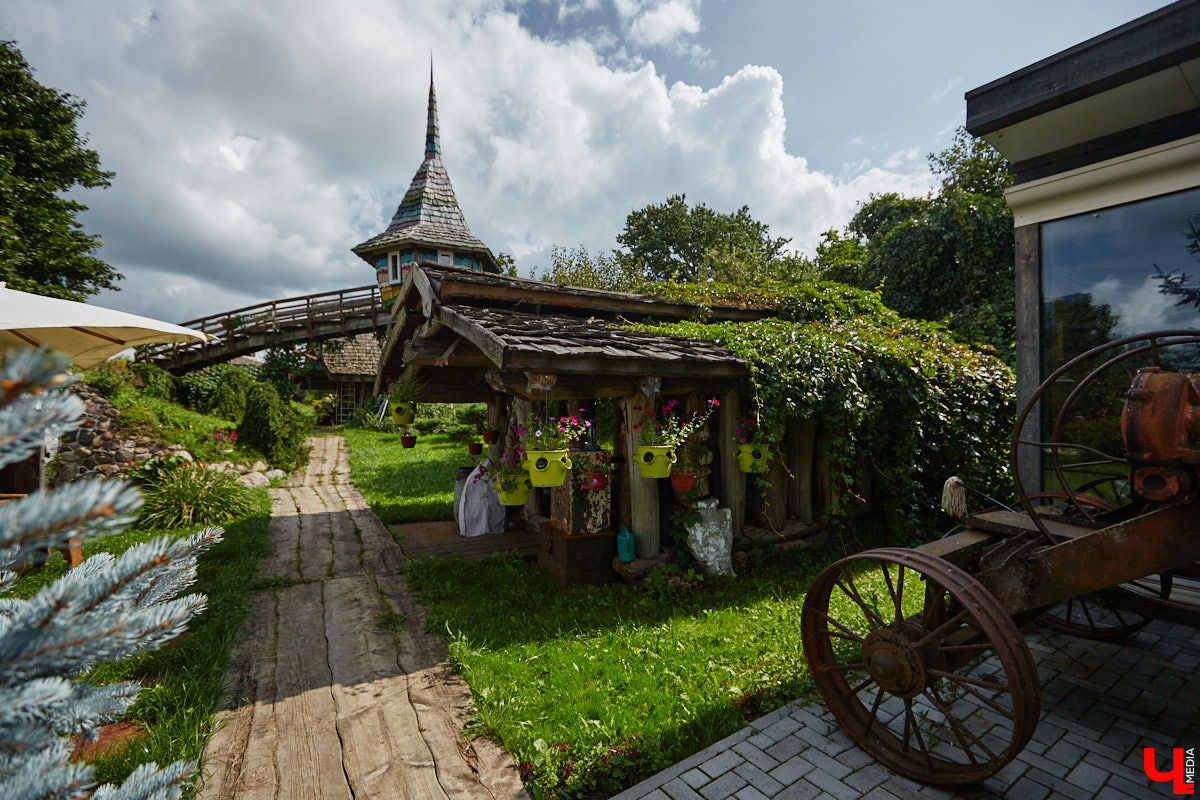Есть в Суздальском районе дом, куда точно можно продавать билеты. В нем три этажа с удивительными предметами из частной коллекции. Кажется, там есть всё, начиная от редких самоваров и заканчивая коллекционными самокатами. Восторг вызывает также участок с замком Рапунцель. Хозяин строения, полного чудес, Юрий Жаров провел для «Ключ-Медиа» подробную экскурсию по своим владениям.