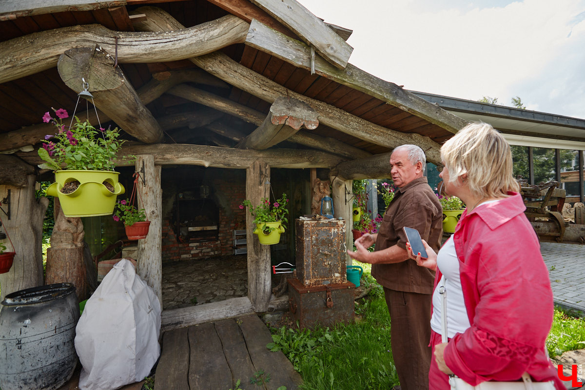 Есть в Суздальском районе дом, куда точно можно продавать билеты. В нем три этажа с удивительными предметами из частной коллекции. Кажется, там есть всё, начиная от редких самоваров и заканчивая коллекционными самокатами. Восторг вызывает также участок с замком Рапунцель. Хозяин строения, полного чудес, Юрий Жаров провел для «Ключ-Медиа» подробную экскурсию по своим владениям.