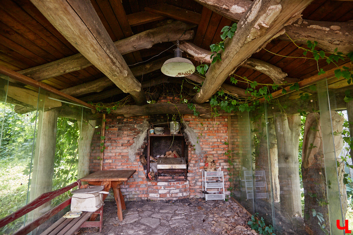 Есть в Суздальском районе дом, куда точно можно продавать билеты. В нем три этажа с удивительными предметами из частной коллекции. Кажется, там есть всё, начиная от редких самоваров и заканчивая коллекционными самокатами. Восторг вызывает также участок с замком Рапунцель. Хозяин строения, полного чудес, Юрий Жаров провел для «Ключ-Медиа» подробную экскурсию по своим владениям.