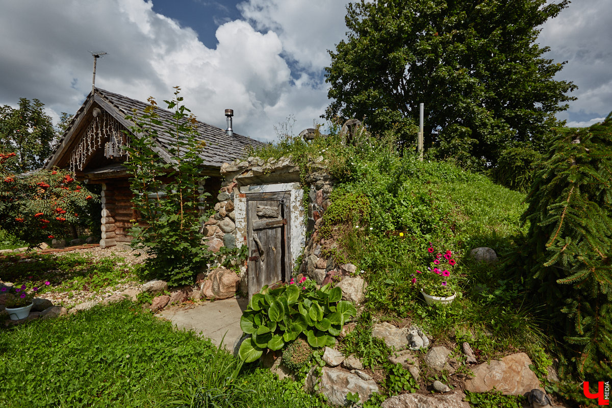 Есть в Суздальском районе дом, куда точно можно продавать билеты. В нем три этажа с удивительными предметами из частной коллекции. Кажется, там есть всё, начиная от редких самоваров и заканчивая коллекционными самокатами. Восторг вызывает также участок с замком Рапунцель. Хозяин строения, полного чудес, Юрий Жаров провел для «Ключ-Медиа» подробную экскурсию по своим владениям.