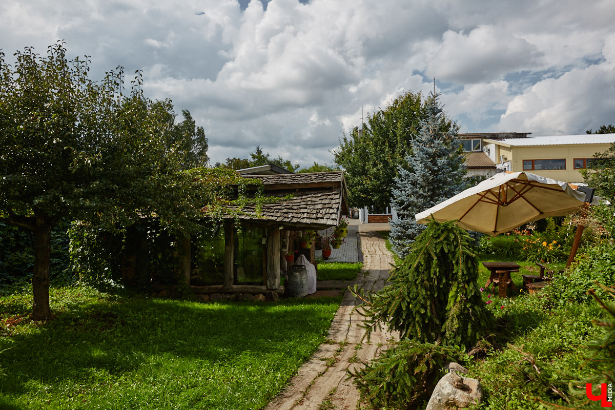 Есть в Суздальском районе дом, куда точно можно продавать билеты. В нем три этажа с удивительными предметами из частной коллекции. Кажется, там есть всё, начиная от редких самоваров и заканчивая коллекционными самокатами. Восторг вызывает также участок с замком Рапунцель. Хозяин строения, полного чудес, Юрий Жаров провел для «Ключ-Медиа» подробную экскурсию по своим владениям.