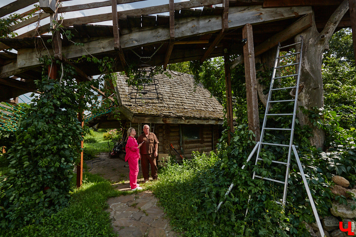 Есть в Суздальском районе дом, куда точно можно продавать билеты. В нем три этажа с удивительными предметами из частной коллекции. Кажется, там есть всё, начиная от редких самоваров и заканчивая коллекционными самокатами. Восторг вызывает также участок с замком Рапунцель. Хозяин строения, полного чудес, Юрий Жаров провел для «Ключ-Медиа» подробную экскурсию по своим владениям.