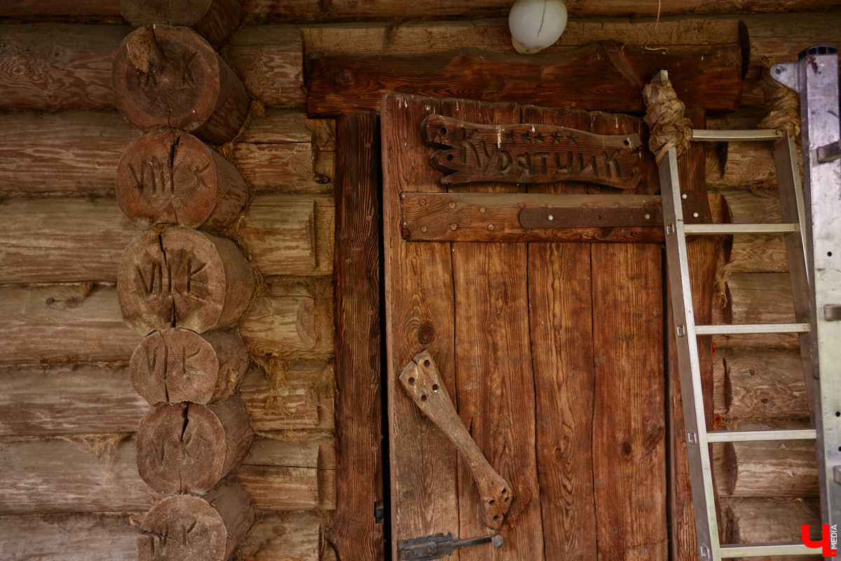 Есть в Суздальском районе дом, куда точно можно продавать билеты. В нем три этажа с удивительными предметами из частной коллекции. Кажется, там есть всё, начиная от редких самоваров и заканчивая коллекционными самокатами. Восторг вызывает также участок с замком Рапунцель. Хозяин строения, полного чудес, Юрий Жаров провел для «Ключ-Медиа» подробную экскурсию по своим владениям.