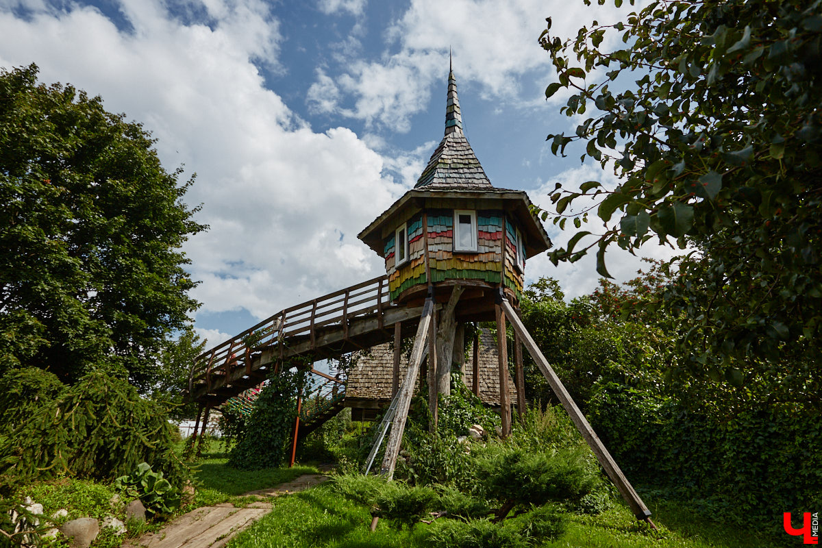 Есть в Суздальском районе дом, куда точно можно продавать билеты. В нем три этажа с удивительными предметами из частной коллекции. Кажется, там есть всё, начиная от редких самоваров и заканчивая коллекционными самокатами. Восторг вызывает также участок с замком Рапунцель. Хозяин строения, полного чудес, Юрий Жаров провел для «Ключ-Медиа» подробную экскурсию по своим владениям.