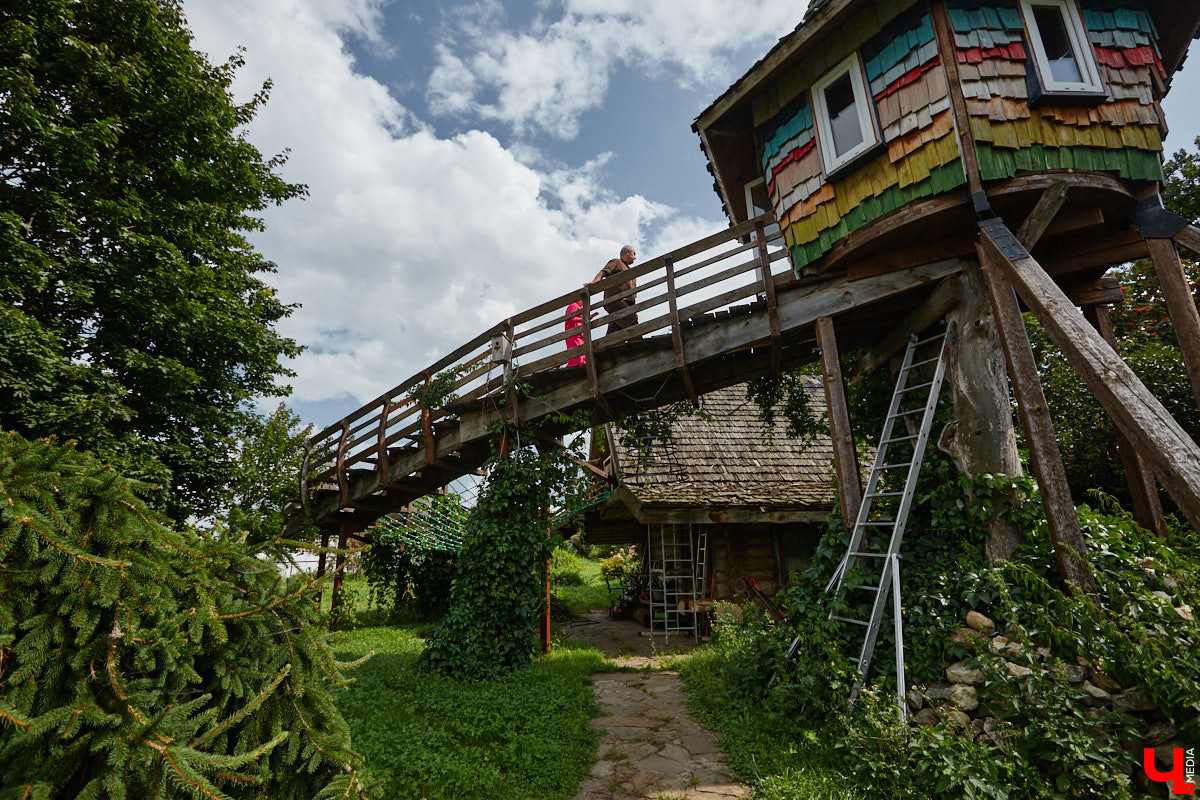 Есть в Суздальском районе дом, куда точно можно продавать билеты. В нем три этажа с удивительными предметами из частной коллекции. Кажется, там есть всё, начиная от редких самоваров и заканчивая коллекционными самокатами. Восторг вызывает также участок с замком Рапунцель. Хозяин строения, полного чудес, Юрий Жаров провел для «Ключ-Медиа» подробную экскурсию по своим владениям.