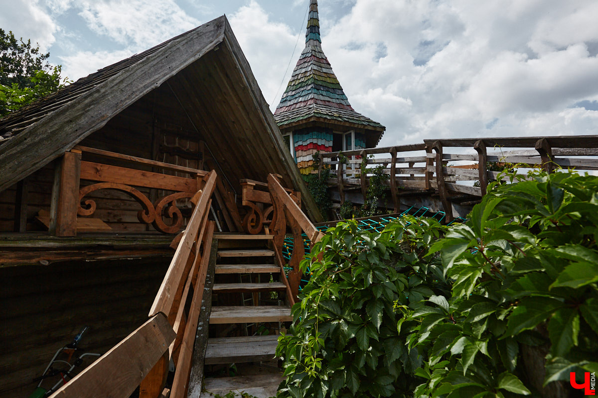 Есть в Суздальском районе дом, куда точно можно продавать билеты. В нем три этажа с удивительными предметами из частной коллекции. Кажется, там есть всё, начиная от редких самоваров и заканчивая коллекционными самокатами. Восторг вызывает также участок с замком Рапунцель. Хозяин строения, полного чудес, Юрий Жаров провел для «Ключ-Медиа» подробную экскурсию по своим владениям.