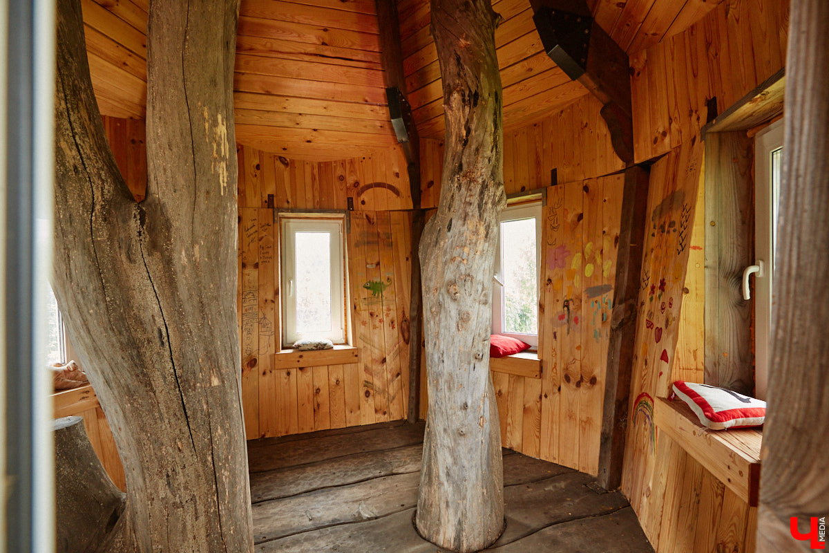 Есть в Суздальском районе дом, куда точно можно продавать билеты. В нем три этажа с удивительными предметами из частной коллекции. Кажется, там есть всё, начиная от редких самоваров и заканчивая коллекционными самокатами. Восторг вызывает также участок с замком Рапунцель. Хозяин строения, полного чудес, Юрий Жаров провел для «Ключ-Медиа» подробную экскурсию по своим владениям.