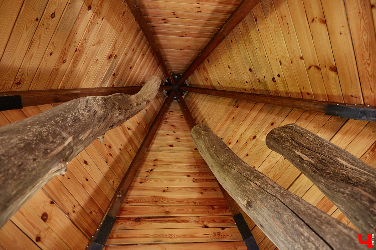 Есть в Суздальском районе дом, куда точно можно продавать билеты. В нем три этажа с удивительными предметами из частной коллекции. Кажется, там есть всё, начиная от редких самоваров и заканчивая коллекционными самокатами. Восторг вызывает также участок с замком Рапунцель. Хозяин строения, полного чудес, Юрий Жаров провел для «Ключ-Медиа» подробную экскурсию по своим владениям.