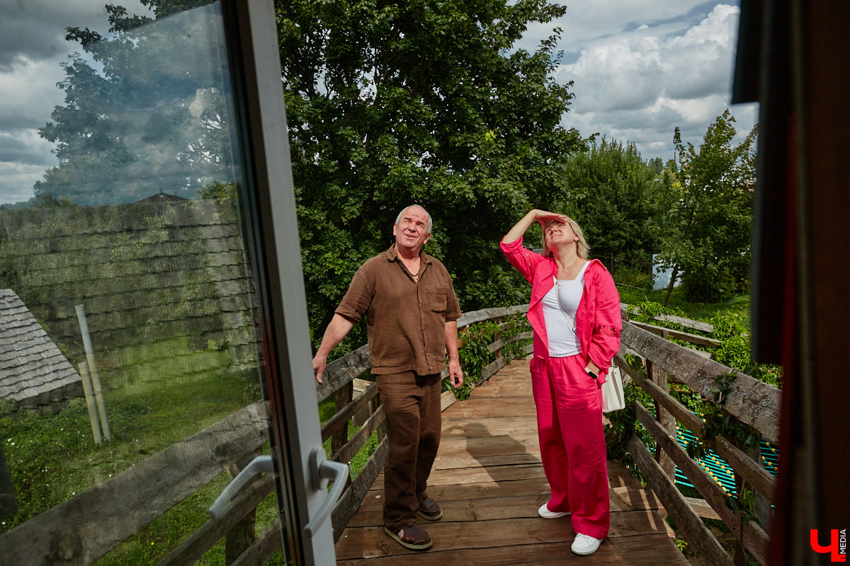 Есть в Суздальском районе дом, куда точно можно продавать билеты. В нем три этажа с удивительными предметами из частной коллекции. Кажется, там есть всё, начиная от редких самоваров и заканчивая коллекционными самокатами. Восторг вызывает также участок с замком Рапунцель. Хозяин строения, полного чудес, Юрий Жаров провел для «Ключ-Медиа» подробную экскурсию по своим владениям.